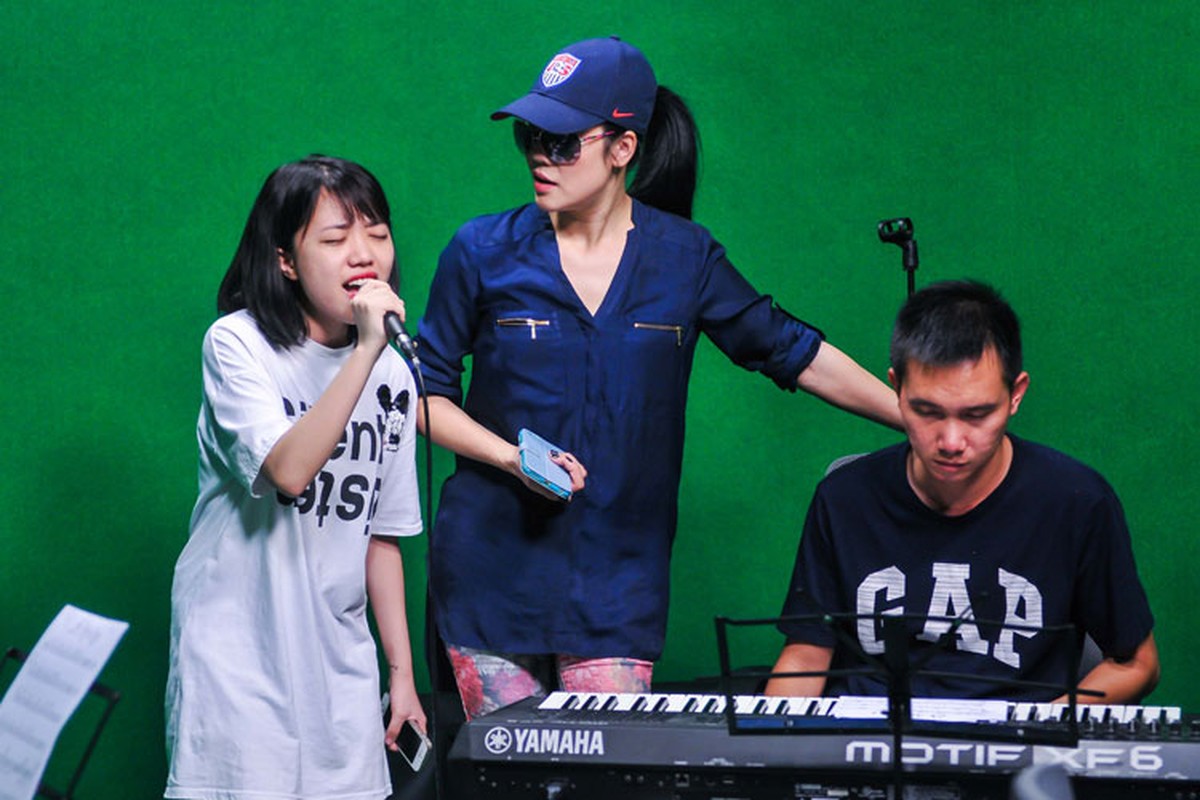 Ca si Thu Phuong nhiet tinh tap hat cho tro The Voice-Hinh-13